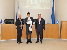 Юрий Баранчук наградил победителей конкурса проектов благоустройства территории тюменской школы №37 