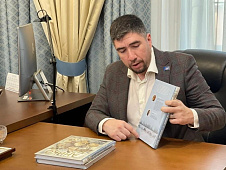 Иван Вершинин передал для распространения на Ямале новый графический роман «Анико из рода Ного» Анны Неркаги 