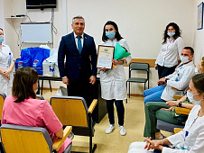 Эдуард Омаров посетил детский стационар областной клинической больницы № 2