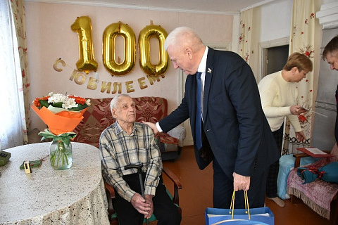 Александр Анохин поздравил ветерана Великой Отечественной войны со 100-летним юбилеем