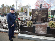Депутаты Тюменской областной Думы приняли участие в открытии памятника Геннадию Богомякову