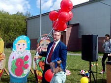 Юрий Юхневич провел праздник защиты детей в поселке Сумкино 