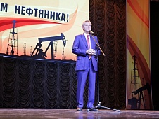 Андрей Артюхов поздравил нефтяников и газовиков области с профессиональным праздником