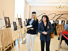 Депутаты облдумы побывали на фотовыставке «Жены Героев. Мамы Героев. Дети Героев»