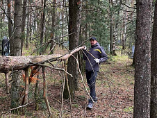 Денис Ващенко помог навести порядок на могилах ветеранов в Тарко-Сале