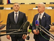 Брифинг председателя регионального парламента Сергея Корепанова и губернатора Тюменской области Александра Моора