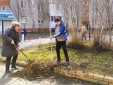Сергей Медведев принял участие в уборке сквера 65-летия Победы в микрорайоне Антипино