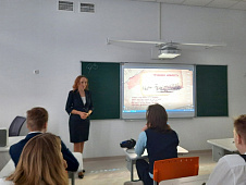 Елена Кашкарова провела киноурок «Вечная слава подвигу деревни» для учеников 9 класса тюменской школы № 94