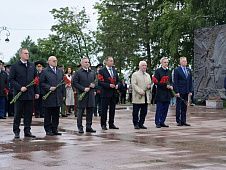 Депутаты облдумы приняли участие в церемонии возложения цветов к тюменским мемориалам