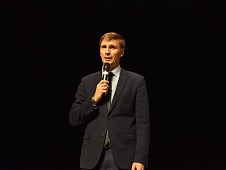 Дмитрий Новицкий поздравил с окончанием учебного года учеников и  коллектив 40-й школы