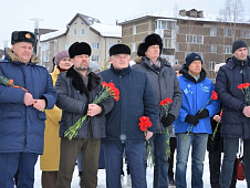 Анатолий Чепайкин возложил цветы на Аллее Славы в Мегионе