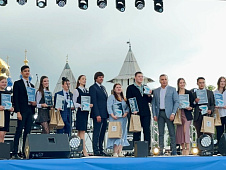 Эдуард Омаров поздравил победителей проекта «ТОП-100 ПРО-Активных студентов» в Тобольске