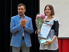 Денис Ващенко поздравил таркосалинскую школьницу с победой в интернет-конкурсе облдумы 