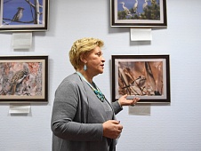 Инна Лосева открыла в облдуме фотовыставку «Птицы вокруг нас» 