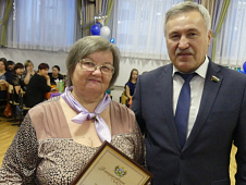 Сергей Медведев поздравил коллектив тюменской школы №13 с 50-летним юбилеем