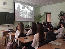 Эдуард Омаров организовал кинопоказ уникального фильма «Вечная слава подвигу деревни» для учеников гимназии ТюмГУ и студентов агротехнологического колледжа