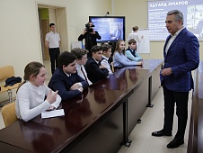 Эдуард Омаров провел парламентский урок для восьмиклассников тюменской гимназии №16