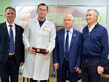 Депутаты областной Думы посетили с благотворительной акцией больницу в поселке Винзили