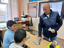 Дмитрий Плотников принял участие в уроке безопасности в одной из школ Нового Уренгоя