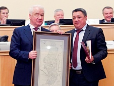 Сергей Корепанов передал подарки и памятные адреса, полученные к 25-летнему юбилею областной Думы, в информационно-выставочный комплекс парламента