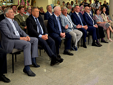 Депутаты облдумы приняли участие в открытии выставки, посвящённой первому губернатору Ямала Юрию Неёлову