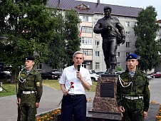 Андрей Артюхов возложил цветы к памятнику "Жизнь за правду" 
