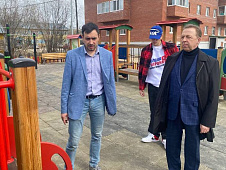 Денис Ващенко вместе с молодогвардейцами проверил игровые площадки
