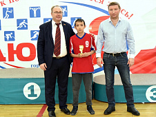 Юрий Юхневич наградил победителей детского турнира по мини-футболу