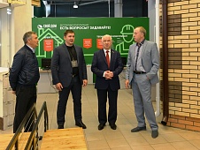 Депутаты облдумы посетили центр малоэтажного строительства 