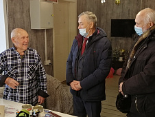 Фуат Сайфитдинов организовал доставку подарков ветеранам к 90-летию ЯНАО