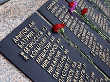Возложение цветов и гирлянд на Мемориальном комплексе «Погибшим сотрудникам органов внутренних дел в годы ВОВ и в мирное время»