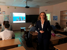 Елена Кашкарова провела парламентский урок и киноурок «Морская кавалерия» для старшеклассников богандинской школы № 1