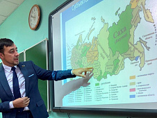 Денис Ващенко провел парламентский урок для таркосалинских старшеклассников