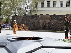 Возложение цветов и гирлянд на Мемориальном комплексе «Вечный огонь»