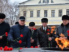 Сергей Корепанов принял участие в торжественной церемонии возложения цветов павшим защитникам Отечества