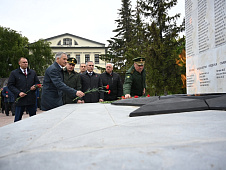 Депутаты в День памяти и скорби возложили цветы к мемориалам «Вечный огонь» и «Память».