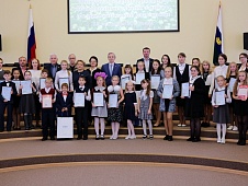 В облдуме наградили победителей конкурса детского рисунка, посвящённого Дням защиты от экологической опасности