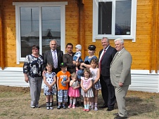 Юрий Конев принял участие в торжественном вручении ключей от нового дома сельской многодетной семье