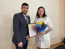 Иван Вершинин вручил благодарности Тюменской областной думы медицинским работникам