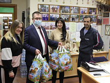 Юрий Баранчук передал новогодние продуктовые наборы для тюменских школьников