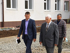 Юрий Конев осмотрел ход работ по строительству школы в селе Уват