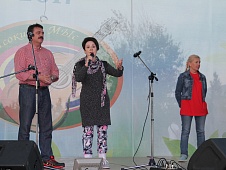 Галина Резяпова встретилась с бардами на открытии XVII фестиваля авторской песни "Высокий Мыс-2017", который курирует уже много лет