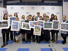 Иван Левченко наградил юных художников дипломами и памятными подарками