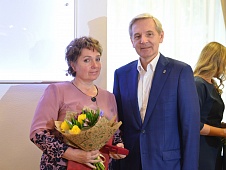 Андрей Артюхов вручил награды лучшим работникам социальных служб региона