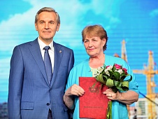 Андрей Артюхов вручил награды ветеранам и специалистам строительной индустрии 