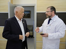 Комиссия во главе с Владимиром Столяровым оценила доступность медико-санитарной части «Нефтяник» и спортивного комплекса «Геолог» для людей с ограниченными возможностями здоровья