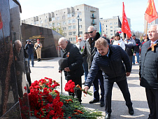 Анатолий Чепайкин принял участие в церемонии возложения цветов к мемориалу на Аллее славы в Мегионе