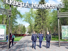 В рамках рейда по контролю качества благоустроенных в 2018 году тюменских парков и скверов, Сергей Медведев посетил сквер имени А. Моисеенко 