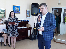 Иван Левченко наградил победителей конкурса детского творчества в селе Исетское