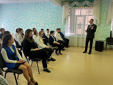 Николай Токарчук провел киноурок для старшеклассников средней общеобразовательной школы в селе Яр Тюменского района